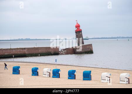 Bremerhaven, Allemagne. 18th août 2022. La tour Mole penchée. Certaines parties de la jetée nord de Bremerhaven se sont effondrées dans la nuit jusqu'à jeudi. L'entrée de la Geeste est fermée. Le service de ferry du Weser a également dû être temporairement suspendu. Credit: Sina Schuldt/dpa/Alay Live News Banque D'Images