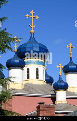 Seattle - 14 août 2022 ; gros plan dômes classiques d'oignon bleu de la cathédrale orthodoxe Saint Spiridon à Seattle Banque D'Images