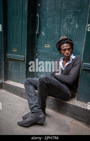 L'allée. Tournage de mode stylisé dans un vieux quartier londonien de Dickens. À partir d'une série d'images avec les mêmes modèles. Banque D'Images