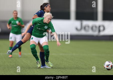 Turin, Italie, le 18th août 2022. Danielle Helena Da Silva Lima, de Kiryat Gat WFC, est en conflit avec Daniela Lambin, de Tallinna FC Flora, lors du match de la Ligue des champions des femmes de l'UEFA au Centre d'entraînement de Juventus, à Turin. Le crédit photo devrait se lire: Jonathan Moscrop / Sportimage Banque D'Images