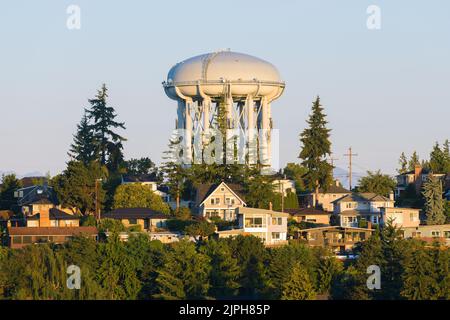 Seattle - 14 août 2022; tour d'eau de millions de gallons dans le quartier Magnolia de Seattle souvent considéré comme un navire spatial Banque D'Images