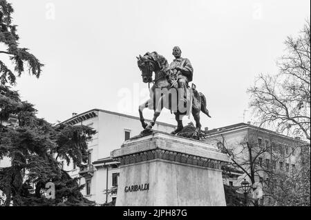 Statue équestre de Giuseppe Garibaldi (1886) du sculpteur italien Francesco Barzaghi (1839-1892) , Vérone, Italie du Nord, Europe Banque D'Images
