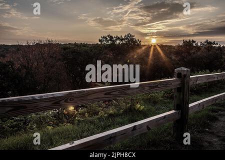 Des rayons de soleil au-dessus de l'horizon au lever du soleil depuis Heritage Park à Taylors Falls, Minnesota, États-Unis, à l'automne. Banque D'Images