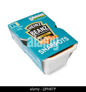 Pack de Heinz Snappots Baked Beans emballage de détail sur fond blanc découpé Banque D'Images