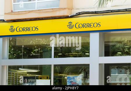 Santa Eulalia, Ibiza, Espagne - Août 29th, 2013 : Extérieur des passants de l'espagnol Correos (bureau de poste) à Ibiza, Espagne. Santa Eulalia est un resort sur la Banque D'Images