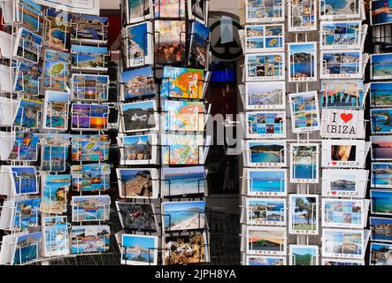 Es Cana, Ibiza, Espagne - 28 août 2013: Cartes postales en rack, en vente dans une boutique à Ibiza, Espagne. Santa Eulalia est un complexe hôtelier situé sur la côte est Banque D'Images