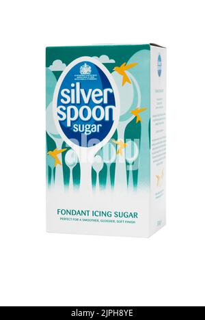 Fort de cuillère en argent du fondant de sucre à glacer. Studio shot isolé sur blanc. British Sugar plc est une filiale d'un Banque D'Images