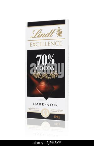 Studio de 100g lindt bar de chocolat noir. Lindt & SprŸngli AG sont des fabricants suisses de chocolat de luxe. Banque D'Images