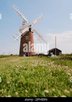 Horsey Windpump (1912) moulin à vent de drainage typique appartenant à la National Trust à Horsey on Horsey Mere, Norfolk Broads Angleterre. Banque D'Images