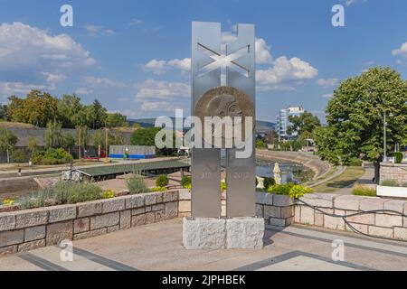 NIS, Serbie - 04 août 2022: Monument à Constantine le Grand à la rivière Nisava dans le centre-ville. Banque D'Images