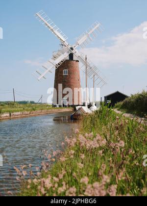 Horsey Windpump (1912) moulin à vent de drainage typique appartenant à la National Trust à Horsey on Horsey Mere, Norfolk Broads Angleterre. Banque D'Images