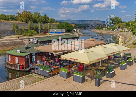 NIS, Serbie - 04 août 2022: Restaurant flottant à la rivière Nisava chaude jour d'été. Banque D'Images