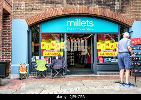 Dorking, Surrey Hills, Londres, Royaume-Uni, 18 août 2022, millets High Street Retail Camping et Outdoor Equipment Shop fermé Banque D'Images