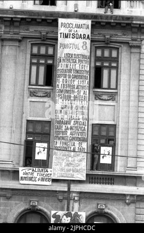 Bucarest, Roumanie, avril 1990. « Golaniada », une importante manifestation anti-communiste sur la place de l'université après la révolution roumaine de 1989. Les gens se rassembleraient tous les jours pour protester contre les ex-communistes qui ont pris le pouvoir après la Révolution. La principale demande était qu'aucun ancien membre du parti ne soit autorisé à se présenter aux élections de 20 mai, comme indiqué dans la grande bannière du bâtiment de l'université. Banque D'Images