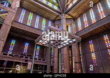 Vue intérieure de l'église Saint-Joseph au Havre, France Banque D'Images