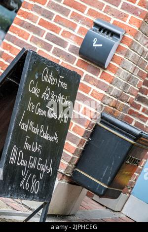 Dorking, Surrey Hills, Londres, Royaume-Uni, 18 août 2022, Menu du café sur Un tableau noir sans personne Banque D'Images