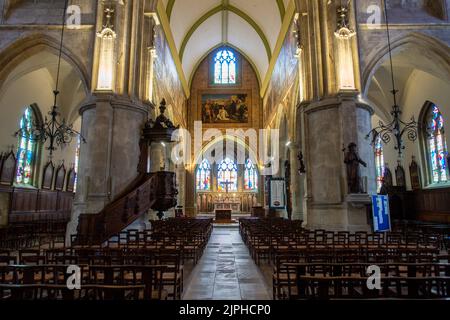 Une église française aux lumières vives avec une grande nef et de nombreuses ornements Banque D'Images