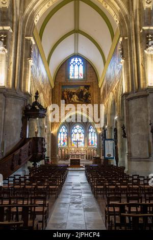 Une église française aux lumières vives avec une grande nef et de nombreuses ornements Banque D'Images