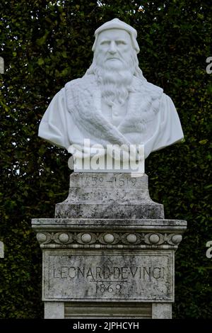 France, Indre-et-Loire, Amboise, Châteaux de la Vallée de la Loire, château royal d'Amboise avec des gadens, statue de Léonard de vinci Banque D'Images