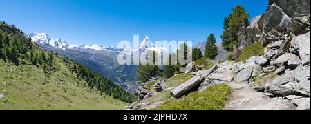 Le panorama des alpes suisses de walliser avec le sommet du Cervin au-dessus de la vallée du Mattertal. Banque D'Images