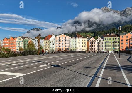 Bâtiments peints de couleurs vives de la vieille ville de la capitale tyrolienne Innsbruck, Autriche Banque D'Images