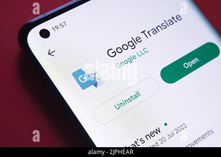 application google Translate vue dans Google Play Store sur l'écran du smartphone placé sur fond rouge. Gros plan avec mise au point sélective. Stafford, Unite Banque D'Images