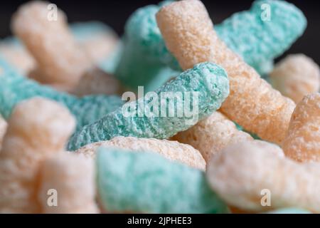 Bâtonnets de maïs colorés pour un petit déjeuner rapide, ingrédients de farine de maïs pour faire un petit déjeuner rapide le matin Banque D'Images