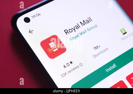 Application royal Mail vue dans Google Play Store sur l'écran du smartphone placé sur fond rouge. Gros plan avec mise au point sélective. Stafford, United King Banque D'Images