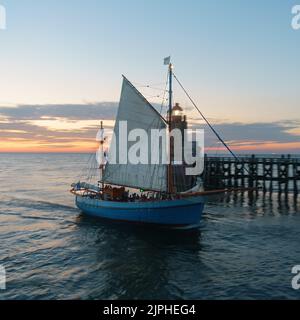 Image d'un voilier pris juste avant le coucher du soleil Banque D'Images