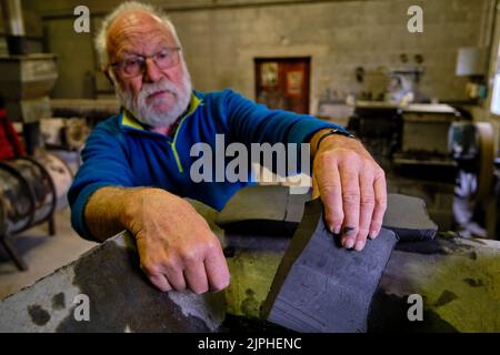 France, cher (18), Neuilly-en-Sancerre, atelier de préparation de l'argile « terre et cendres », Bruno et Michel Cornille Banque D'Images