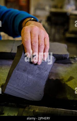 France, cher (18), Neuilly-en-Sancerre, atelier de préparation de l'argile « terre et cendres », Bruno et Michel Cornille Banque D'Images