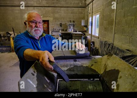 France, cher (18), Neuilly-en-Sancerre, atelier de préparation de l'argile « terre et cendres », Bruno et Michel Cornille Banque D'Images