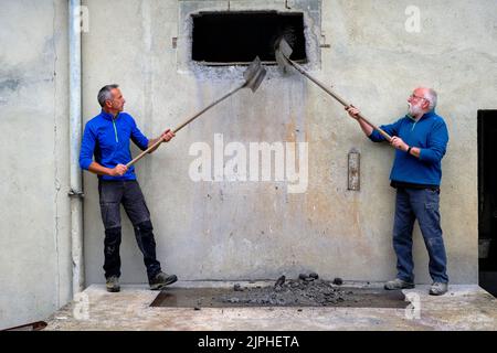 France, cher (18), Neuilly-en-Sancerre, atelier de préparation de l'argile « terre et cendres », Bruno et Michel Cornille Banque D'Images