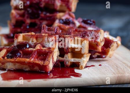 gaufres douces avec confiture de cerises rouges sur une table de service, cuisine avec gaufres douces et confiture de cerises Banque D'Images