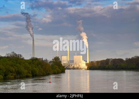 Mannheim, Allemagne - avril 2022 : grande centrale électrique près de Mannheim, sur les rives du Rhin. L'usine est exploitée par CKM. Banque D'Images