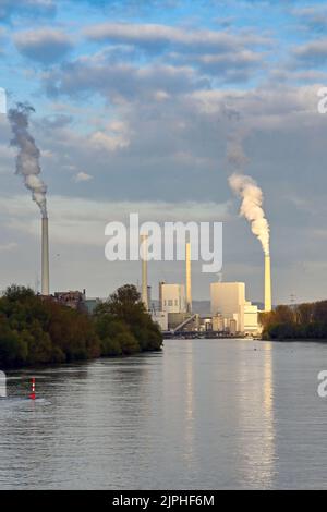 Mannheim, Allemagne - avril 2022 : grande centrale électrique près de Mannheim, sur les rives du Rhin. L'usine est exploitée par CKM. Banque D'Images