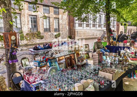 Le marché aux puces le samedi matin le long du Dijver, à côté du canal de Bruges, en Belgique Banque D'Images