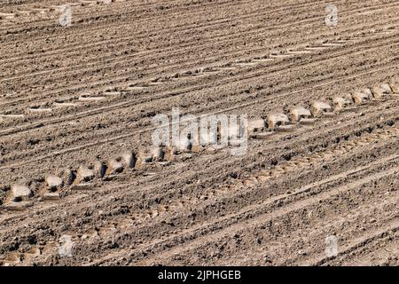 sol labouré dans un champ agricole pendant le labour, agriculture et sol dans un champ avec des traces de machines agricoles Banque D'Images