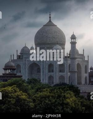 Une belle photo du Taj Mahal par une journée nuageux à Agra, en Inde Banque D'Images