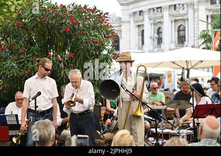 Vienne, Autriche. Un groupe Dixieland joue au festival du film 2022 à Vienne, sur la place de l'Hôtel de ville Banque D'Images