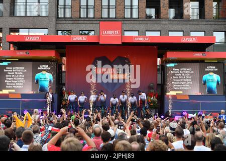 Utrecht, pays-Bas. 18th août 2022. Astana Qazaqstan pilotes photographiés lors de la présentation de l'équipe avant l'édition 2022 de la 'Vuelta a Espana', Tour d'Espagne course cycliste à Utrecht, pays-Bas, jeudi 18 août 2022. Demain, la Vuelta commencera à Utrecht. BELGA PHOTO LUC CLAESSEN crédit: Belga News Agency/Alay Live News Banque D'Images