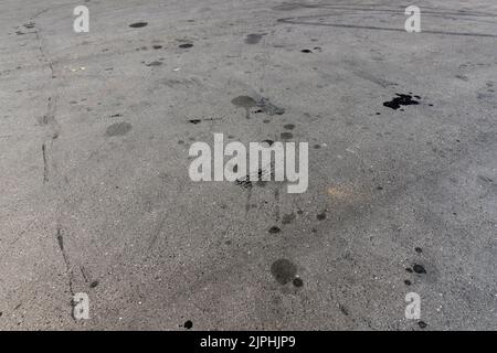 Route pavée pour le mouvement des voitures, route pour les véhicules couverts de taches et de pollution par l'huile et le carburant des voitures Banque D'Images