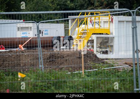 Chertsey, Surrey, Royaume-Uni. 18th août 2022. Scott Breen, un activiste du climat expérimenté, connu sous le nom de Digger, creuse un tunnel à Chertsey depuis 18 jours sur terre où Esso (ExxonMobil) construit un nouveau gazoduc pour l'aviation à destination de Londres Heathrow. Par conséquent, tous les travaux ont cessé sur le site et Esso a obtenu une injonction provisoire sur la zone où le tunnel signifie que l'expulsion est imminente. Crédit : Maureen McLean/Alay Live News Banque D'Images