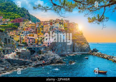 Village de Manarola au coucher du soleil, Cinque Terre Italie. Banque D'Images