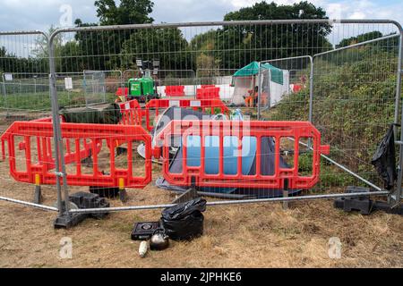 Chertsey, Surrey, Royaume-Uni. 18th août 2022. Scott Breen, un activiste du climat expérimenté, connu sous le nom de Digger, creuse un tunnel à Chertsey depuis 18 jours sur terre où Esso (ExxonMobil) construit un nouveau gazoduc pour l'aviation à destination de Londres Heathrow. Par conséquent, tous les travaux ont cessé sur le site et Esso a obtenu une injonction provisoire sur la zone où le tunnel signifie que l'expulsion est imminente. Crédit : Maureen McLean/Alay Live News Banque D'Images