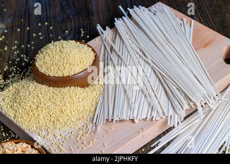 Grains de maïs finement broyés en flocons pour faire du porridge, maïs broyé pour faire un petit déjeuner rapide Banque D'Images