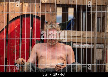 Chertsey, Surrey, Royaume-Uni. 18th août 2022. Scott Breen, un activiste du climat expérimenté, connu sous le nom de Digger, creuse un tunnel à Chertsey depuis 18 jours sur terre où Esso (ExxonMobil) construit un nouveau gazoduc pour l'aviation à destination de Londres Heathrow. Par conséquent, tous les travaux ont cessé sur le site et Esso a obtenu une injonction provisoire sur la zone où le tunnel signifie que l'expulsion est imminente. Crédit : Maureen McLean/Alay Live News Banque D'Images