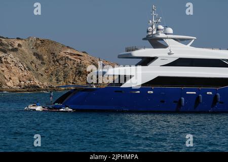 IOS, Grèce - 7 juin 2021 : vue rapprochée d'un magnifique yacht sur la plage Manganari d'iOS Grèce Banque D'Images