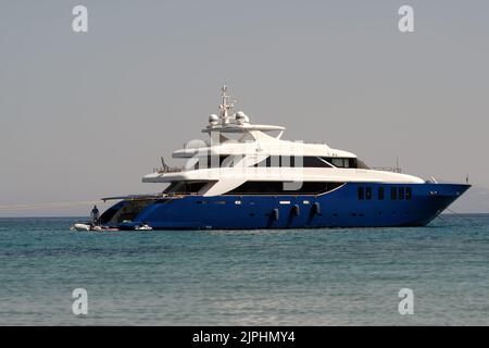 IOS, Grèce - 7 juin 2021 : vue rapprochée d'un magnifique yacht sur la plage Manganari d'iOS Grèce Banque D'Images