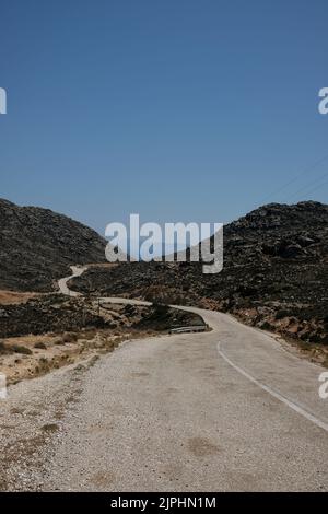 Vue d'une route vide entre les montagnes menant à la plage dans iOS Grèce Banque D'Images